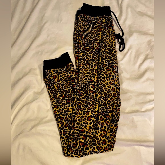 ❤️❤️ Cheetah Soft Jogger Pants - Picture 1 of 3